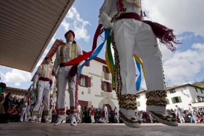 elegantes dantzaris de luzaide/valcarlos